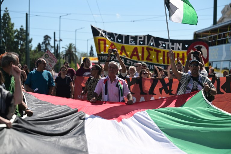 Δυναμικό παρών στη συγκέντρωση αλληλεγγύης υπέρ της Παλαιστίνης στο Σύνταγμα