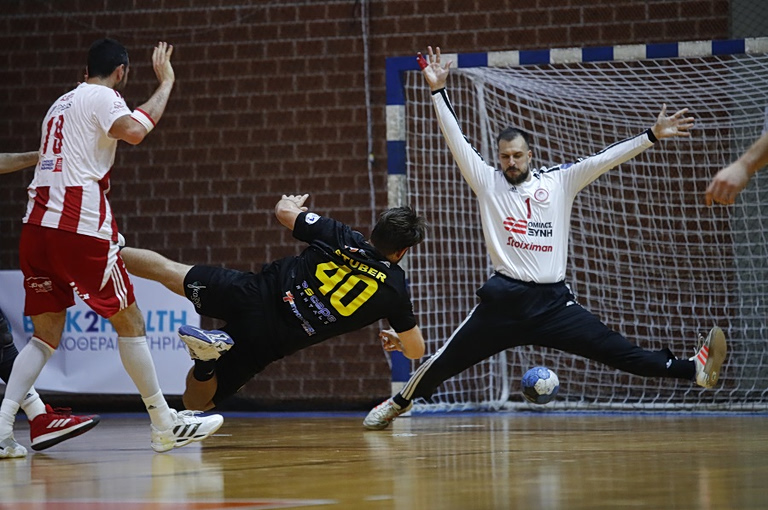 Ολυμπιακός – ΑΕΚ 32-33: Προβάδισμα τίτλου η «Ένωση», έσπασε την έδρα