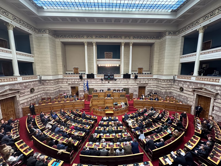 Live από τη Βουλή η συζήτηση επί του άρθρου 86 στην Επιτροπή Αναθεώρησης του Συντάγματος