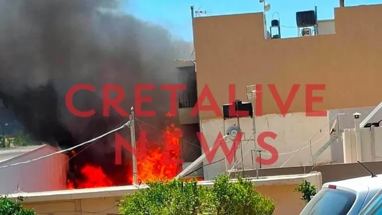 Ηράκλειο: Μεγάλη φωτιά σε εργοστάσιο ξυλείας – Καίγονται σπίτια, μήνυμα από το 112 [εικόνες και βίντεο]