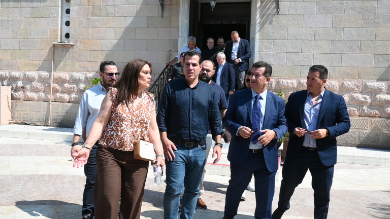 Διώχνει μετανάστη με νόμιμη άδεια διαμονής ο Πλεύρης – Τον κατηγορεί για fake news