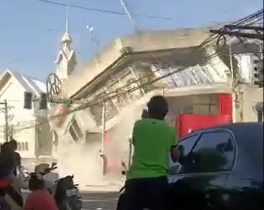Υποθαλάσσιος σεισμός 7,8 ρίχτερ χτυπά τις Φιλιππίνες – Καταρρεύσεις κτιρίων – προειδοποίηση για τσουνάμι