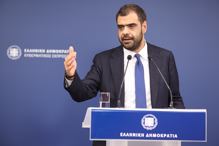 Ο Μαρινάκης της κυβέρνησης «Μαυρογιαλούρου» κατηγορεί τον Τσίπρα ότι του θυμίζει τον Κωνσταντάρα στον «Τρελοπενηντάρη»