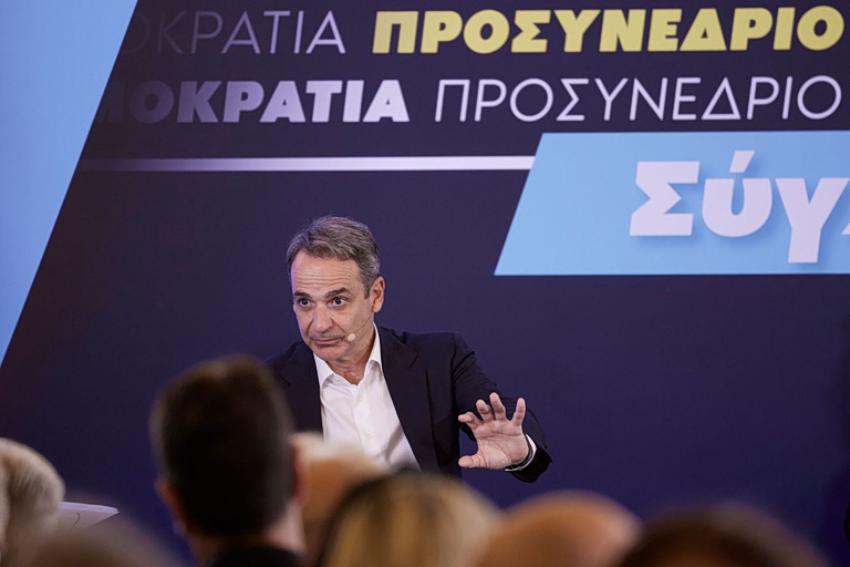 Η εξέγερση των «γαλάζιων» βουλευτών στοιχειώνει το Μαξίμου – «Μασάζ» χωρίς ουσιαστική απάντηση από Μητσοτάκη