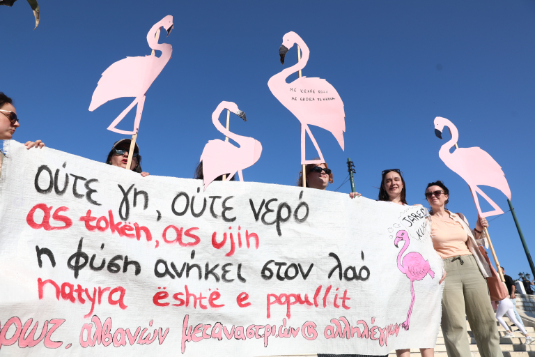 Δυναμική διαμαρτυρία Αλβανών στο Σύνταγμα για το πρότζεκτ του Κούσνερ – «Ξεπουλάνε τη γη μας στους ολιγάρχες»
