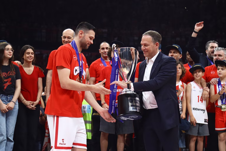 Παπανικολάου: «Αφιερώνω το πρωτάθλημα στα κοριτσάκια μου, θέλω να συνεχίσω στον Ολυμπιακό»