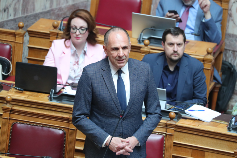Κόντρα Γεραπετρίτη – αντιπολίτευσης στη Βουλή για την τροπολογία του μόνιμου ΥΠΕΞ