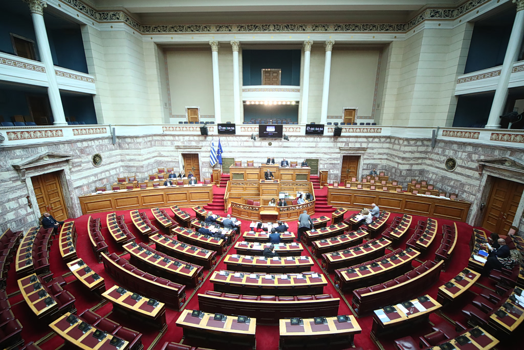 Στα άκρα (και στα δικαστήρια) η κόντρα ΠΑΣΟΚ και ΝΔ