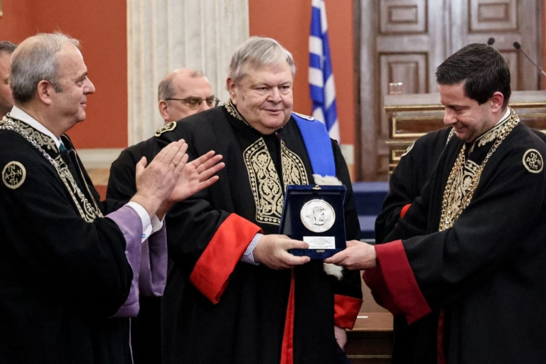 Επίτιμος διδάκτορας του ΕΚΠΑ ο Ευάγγελος Βενιζέλος παρουσία πολιτικών και προσωπικοτήτων του δημόσιου βίου