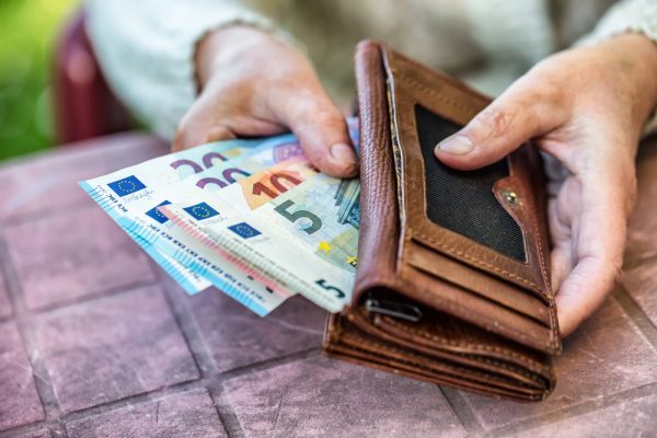 Μισθολογικό κόστος: Νέα πίεση για τις επιχειρήσεις καθώς αυξάνεται ταχύτερα από τον πληθωρισμό