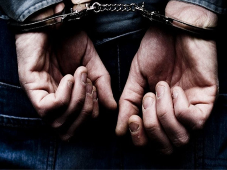 Συνελήφθη 56χρονος για οπλοκατοχή στο Λαύριο – Είχε στο σπίτι του βαλλίστρα, βέλη και πτυσσόμενο γκλοπ
