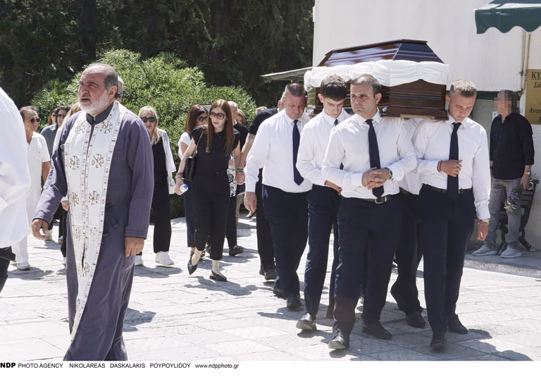 Τζένη Ζαχαροπούλου: Σε κλίμα συγκίνησης το τελευταίο «αντίο» στην ηθοποιό