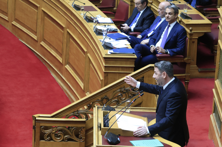 Υποκλοπές: Καταθέτει πρόταση δυσπιστίας του ΠΑΣΟΚ; – Τα διλήμματα Ανδρουλάκη και οι διαρροές Μαξίμου