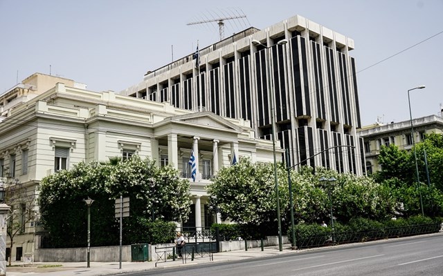 Συστήνεται θέση μόνιμου υπηρεσιακού υφυπουργού Εξωτερικών