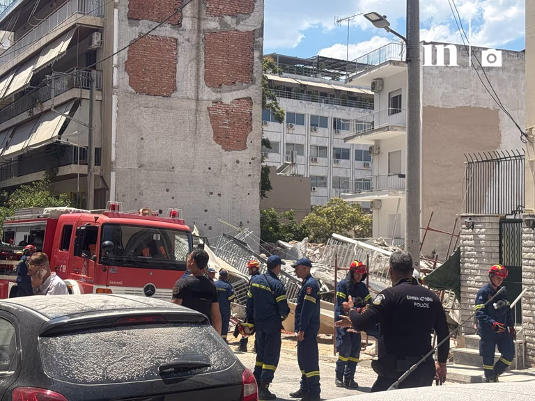 Πετράλωνα: Κατάρρευση πολυκατοικίας στην οδό Αλκμήνης – Οι διασώστες της ΕΜΑΚ ερευνούν για εγκλωβισμένους