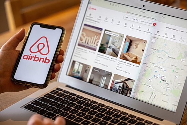 Airbnb: Ποια καταλύματα χάνουν την άδεια λειτουργίας του – Οι αντιδράσεις