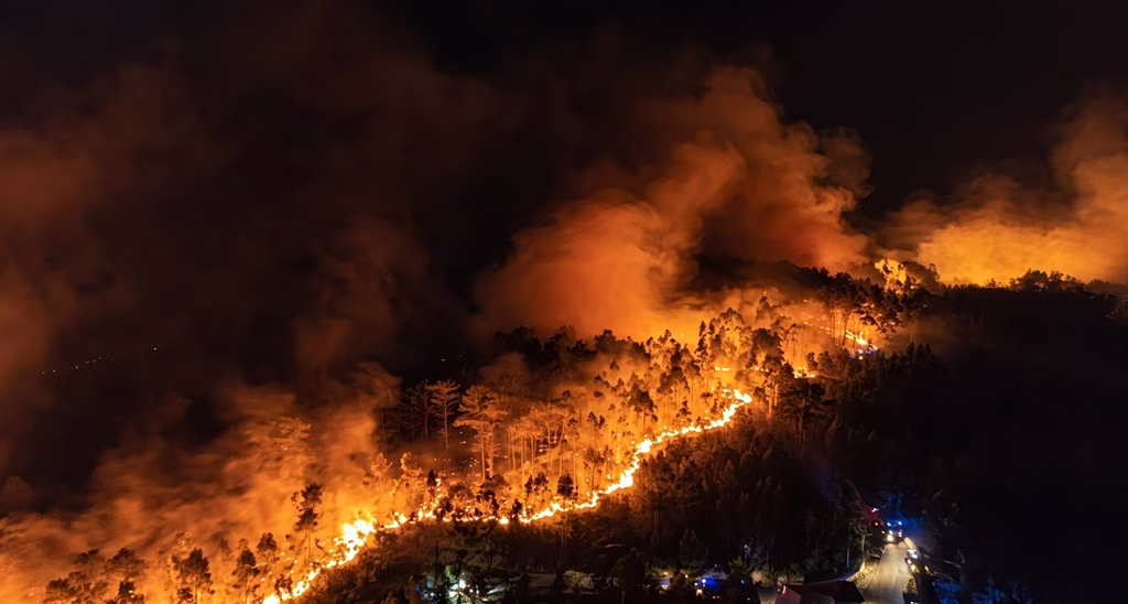 Σε πύρινο κλοιό η Ευρώπη: Μάχη με τις φλόγες σε Γαλλία, Ισπανία και Πορτογαλία