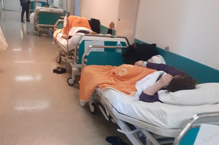 «Το Αττικόν καθρεφτίζει την τραγική κατάσταση του σημερινού ΕΣΥ» – Νέο «παράρτημα» με ράντζα, που ο Άδωνις δεν θα εγκαινιάσει
