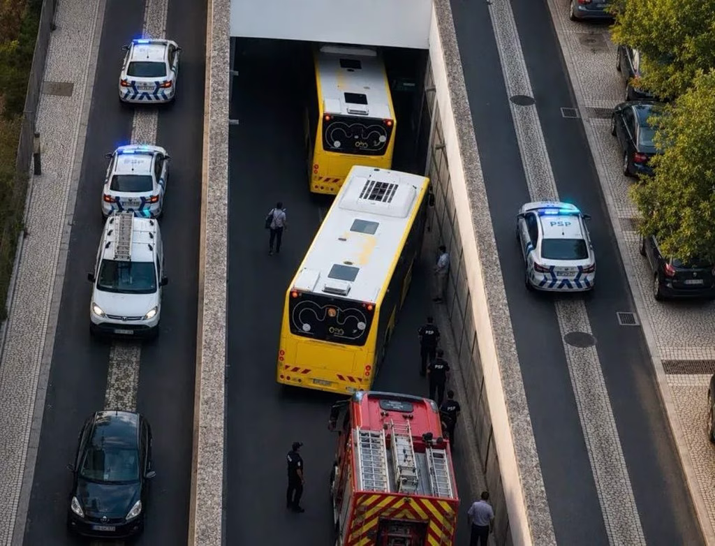 Τραγωδία στην Πορτογαλία: Δύο νεκροί και 20 τραυματίες από πτώση λεωφορείου σε στάση