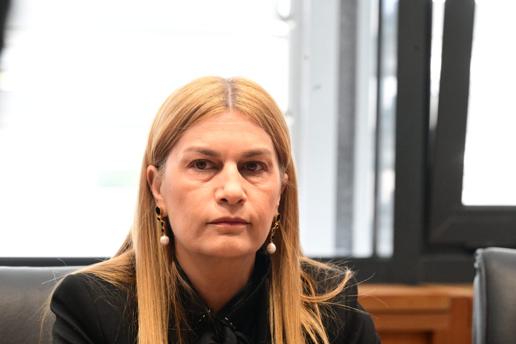 Η αντίδραση της Σέβης Βολουδάκη μετά τα συνθήματα που έγραψαν άγνωστοι στην κατοικία της – «Φάνηκαν να κινούνται στοχευμένα»