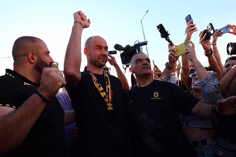 Βασίλης Σπανούλης: Υποδοχή από χιλιάδες οπαδούς του Άρη κατά την άφιξή του στο «Μακεδονία»