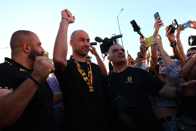 Bασίλης Σπανούλης: Υποδοχή από χιλιάδες οπαδούς του Άρη κατά την άφιξή του στο «Μακεδονία»