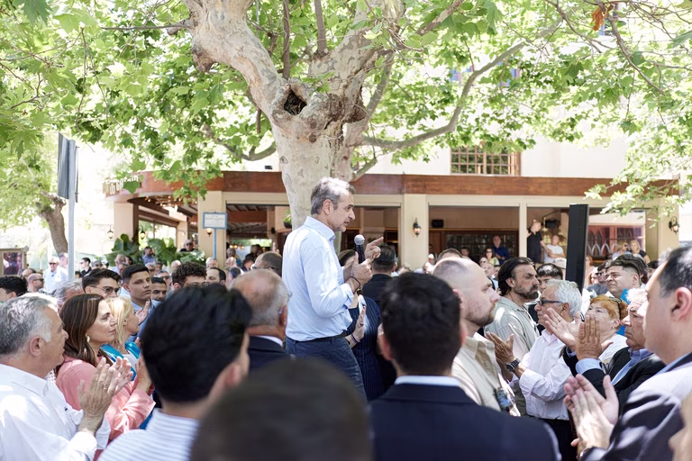 Τρίτη νίκη και αυτοδυναμία ονειρεύεται ο Μητσοτάκης – «Πουλάει» ξανά το αφήγημα της σταθερότητας, με επίθεση στην αντιπολίτευση