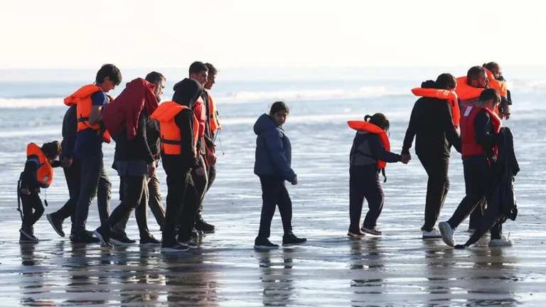 Η ΕΕ ξοδεύει δισεκατομμύρια στις απελάσεις μεταναστών – Γιατί η στρατηγική αυτή δεν αποδίδει