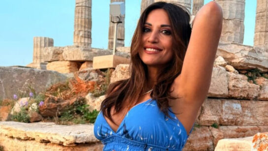 Σοφία Παυλίδου: Ποζάρει τόπλες από τις διακοπές της στους Παξούς και «ρίχνει» το Instagram