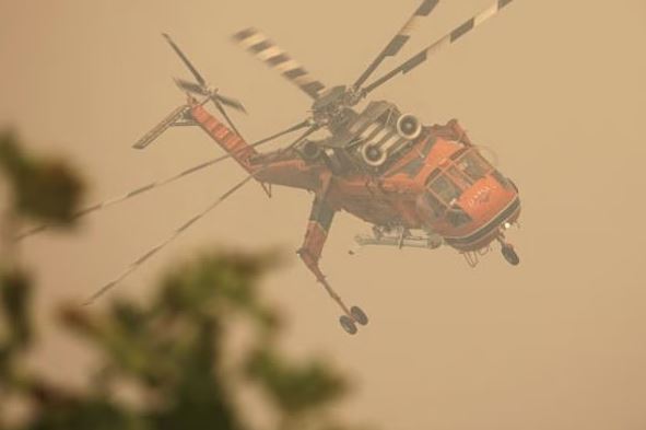 Βοιωτία: Φωτιά στην περιοχή Ακραίφνιο – Σηκώθηκαν και ενάερια μέσα