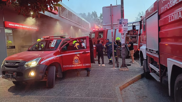 Φωτιά σε εμπορικό κατάστημα στην Ελευσίνα – Κλειστή η Ιερά Οδός