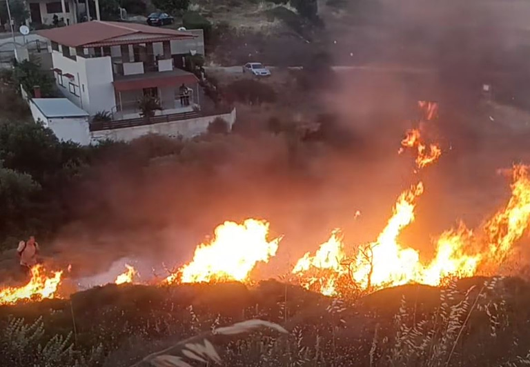 Φωτιά στη Λαυρεωτική – Άμεση επέμβαση της Πυροσβεστικής – Καταγγελίες ότι προκλήθηκε από ρίψη φωτοβολίδας