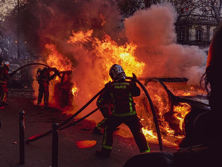 Φωτιά σε βιομηχανική αποθήκη στο Παρίσι – Φλόγες και καπνός ορατά από χιλιόμετρα μακριά