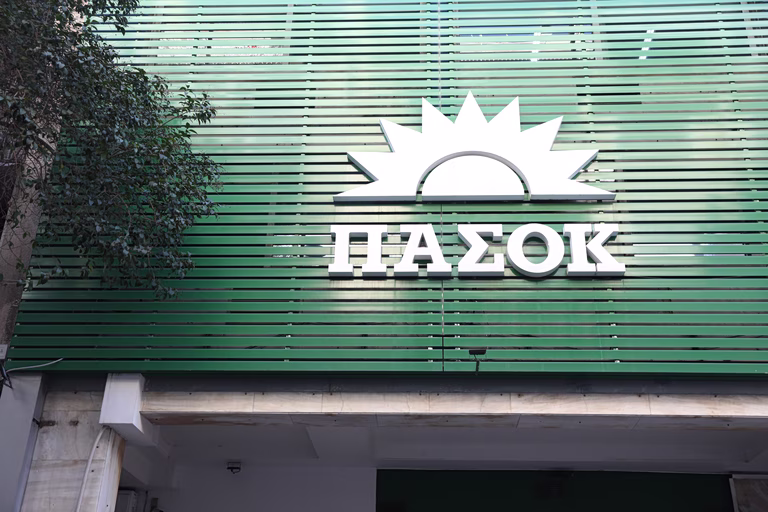 ΠΑΣΟΚ: Μάχη χαρακωμάτων με ΝΔ στη Βουλή – Πρεσάρει Τσίπρα στα εθνικά