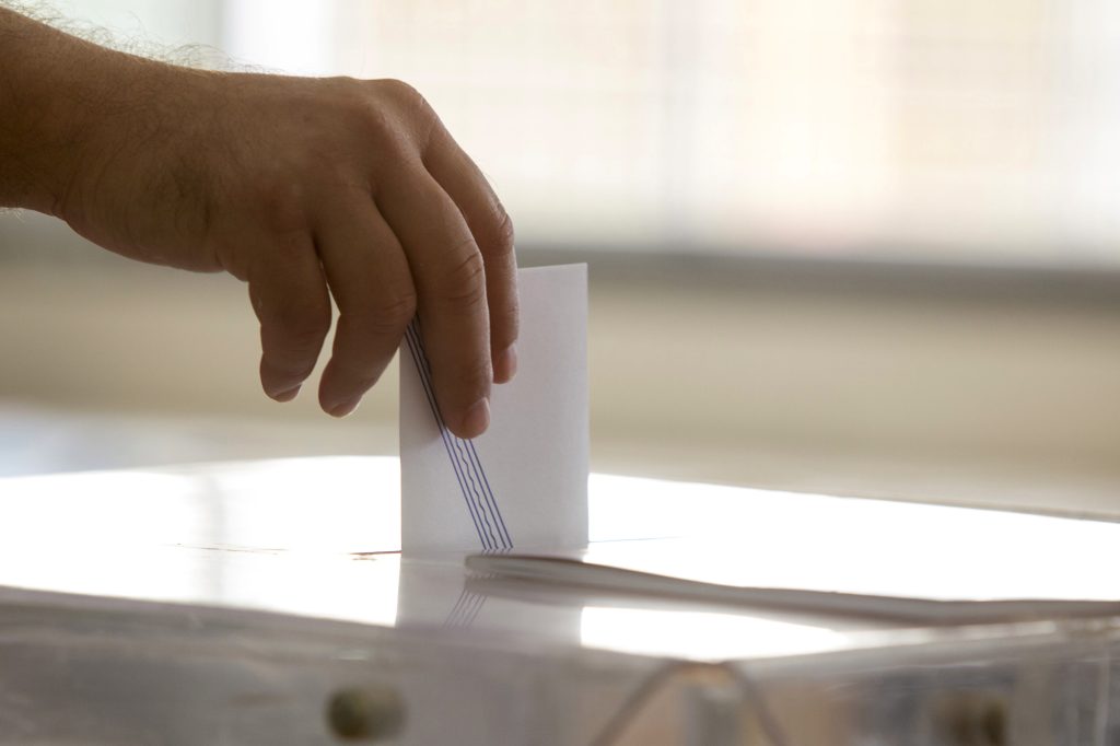 Τα ακροατήρια που έχουν επιλέξει την αποχή στις εκλογές  – Ποια θα σηκωθούν  από τον καναπέ;