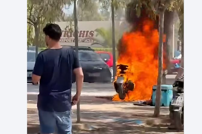 Φωτιά σε μηχανάκι στη Γλυφάδα