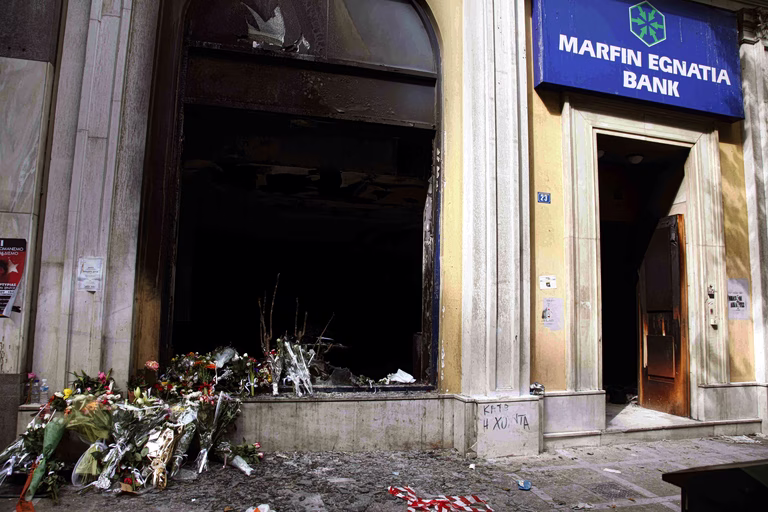 Marfin: Δηλώνει αθώα και επιστρέφει στην Ελλάδα η 46χρονη – Την Τρίτη απολογούνται οι συλληφθέντες