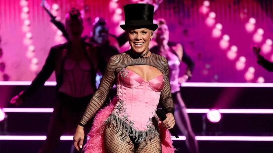 Pink: Εντυπωσιακή εμφάνιση ως παρουσιάστρια στα Βραβεία Tony