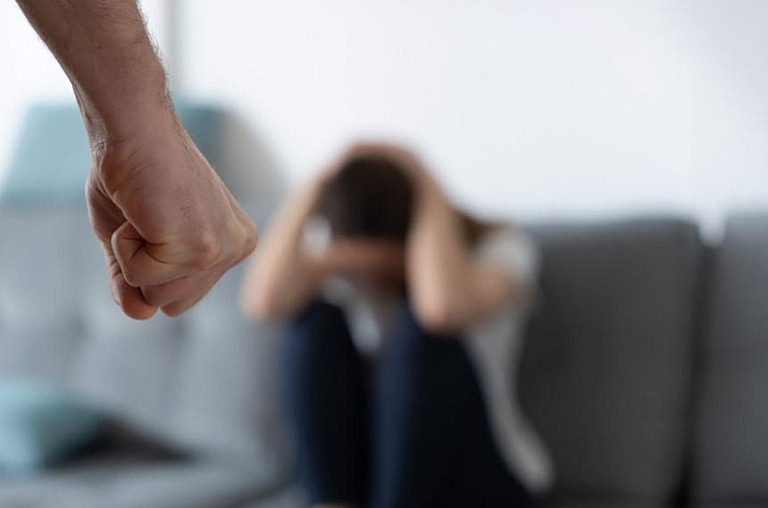 Αστυνομικοί στην Πάτρα έσπασαν την πόρτα για να σώσουν γυναίκα που ξυλοκοπούνταν άγρια από τον άνδρα της