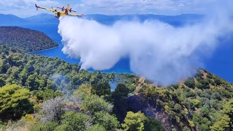 Πέντε δασικές πυρκαγιές από κεραυνούς σε Κορινθία, Αργολίδα και Βοιωτία – Περιορίστηκαν από τις πυροσβεστικές δυνάμεις