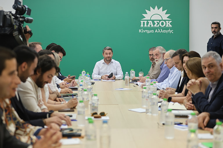 Ξεκίνησε το κρίσιμο Πολιτικό Συμβούλιο του ΠΑΣΟΚ – Τα μηνύματα Ανδρουλάκη και η κυβερνητική «ομάδα κρούσης»