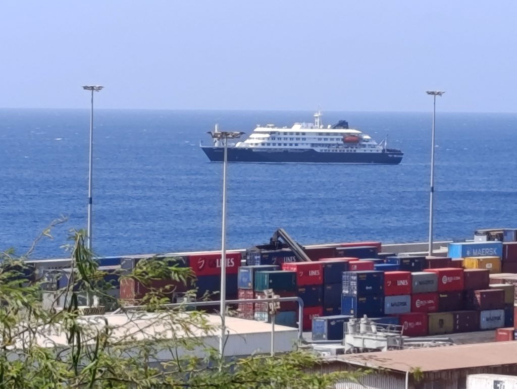 Κανάρια Νησιά: Μπλόκο στον ελλιμενισμό του κρουαζιερόπλοιου με κρούσματα χανταϊού – Ζητείται συνάντηση με Σάντσεθ