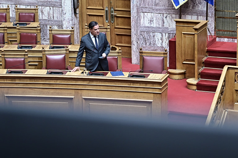 Το ΠΑΣΟΚ πετσοκόβει Αδωνι: Σπάει κάθε ρεκόρ γραφικότητας, πού να ξέρει για την Εργατική Πρωτομαγιά ο πωλητής των βιβλίων του Πλεύρη