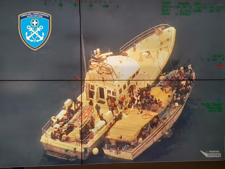 Κρήτη: Επιχείρηση περισυλλογής 192 αλλοδαπών από αλιευτικό σκάφος νότια των Καλών Λιμένων