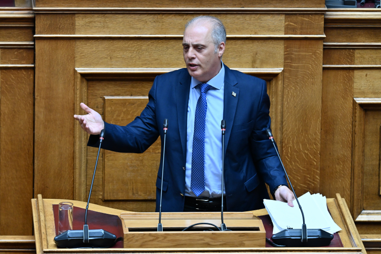 Βουλή: Επεισοδιακή άρση ασυλίας Βελόπουλου – Πώς η Ελ. Λύση άλλαξε γραμμή και «έπεισε» τη ΝΔ αλλά τελικά δεν πέρασε