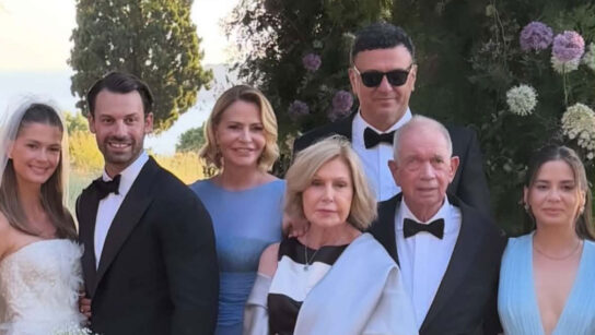 Κατερίνα Κικίλια: Μαγνήτισε τα βλέμματα με total red look στον γάμο της Αμαλίας Κωστοπούλου