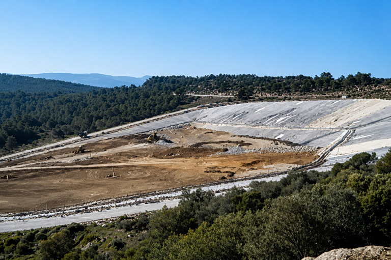 Αφθώδης πυρετός στη Λέσβο: Η διαφωνία ανάμεσα σε ΥΠΑΑΤ και ΥΠΕΝ για την επιλογή του ΧΥΤΑ και τα πολλά προβλήματα στον χώρο