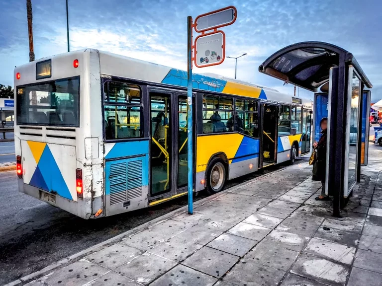 Πανικός στο Πέραμα: Επιβάτης έβγαλε όπλο σε οδηγό λεωφορείου