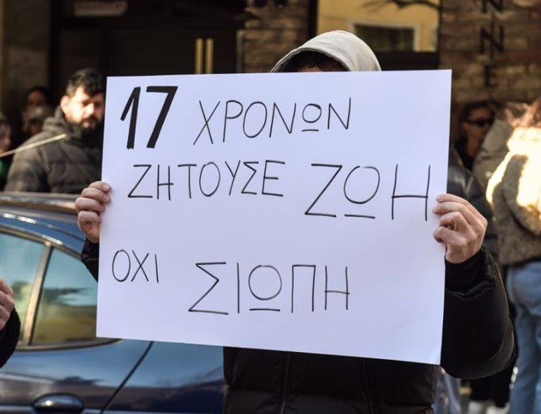 Σέρρες: Η στιγμή που ο 17χρονος Άγγελος φτάνει στο σπίτι του μετά τα δολοφονικά χτυπήματα που δέχτηκε