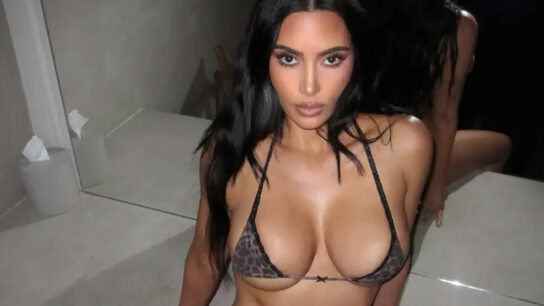 Kim Kardashian: Ποζάρει με αποκαλυπτικά λεοπάρ εσώρουχα